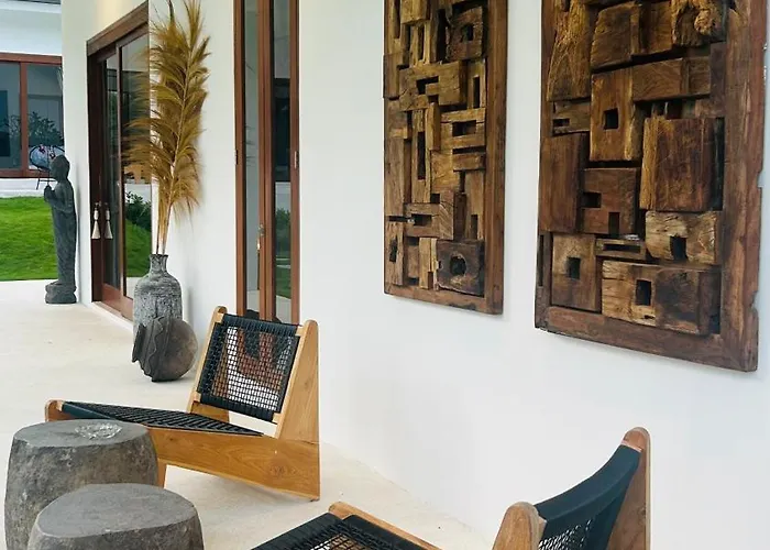 Modern And Stylish 3 Bedroom Villa *
