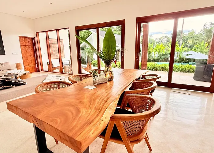 Modern And Stylish 3 Bedroom Villa *